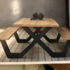 Conjunto de picnic con mesa y bancos de madera maciza y estructura de metal negro