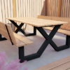 Conjunto de picnic con mesa y bancos de madera maciza y estructura de metal negro