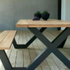 Conjunto de picnic con mesa y bancos de madera maciza y estructura de metal negro