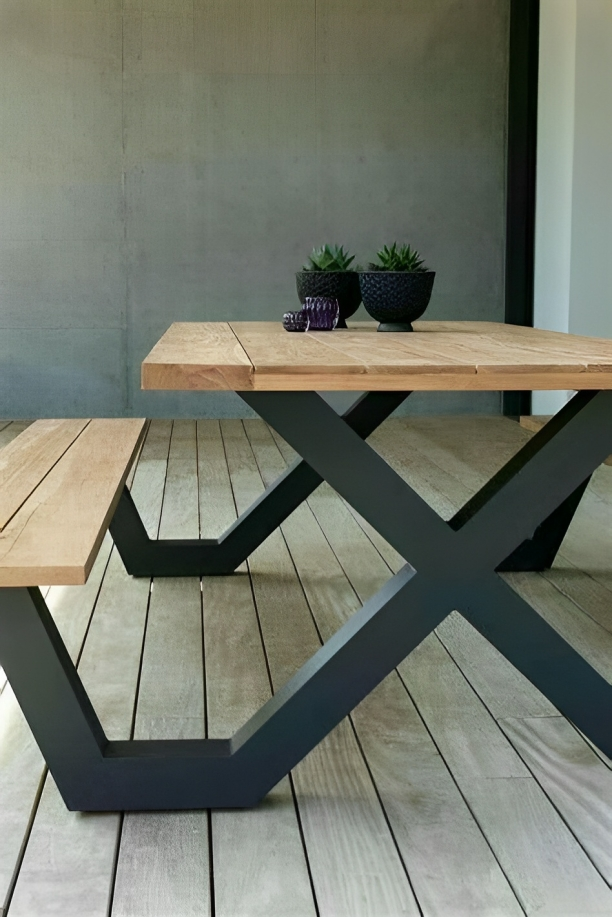 Conjunto de picnic con mesa y bancos de madera maciza y estructura de metal negro