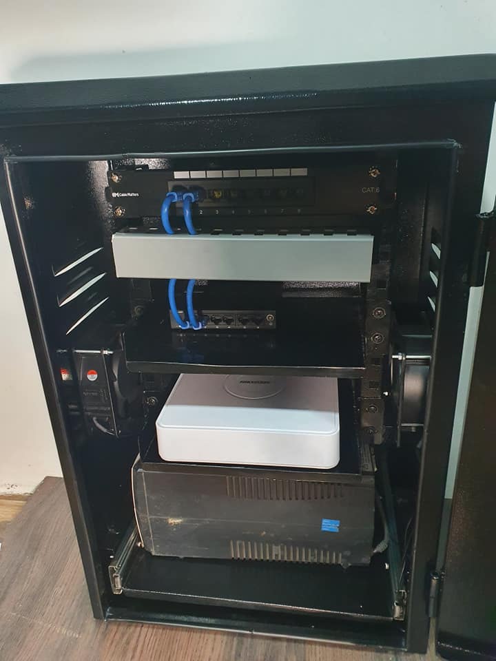 Gabinete metálico para equipos de red
