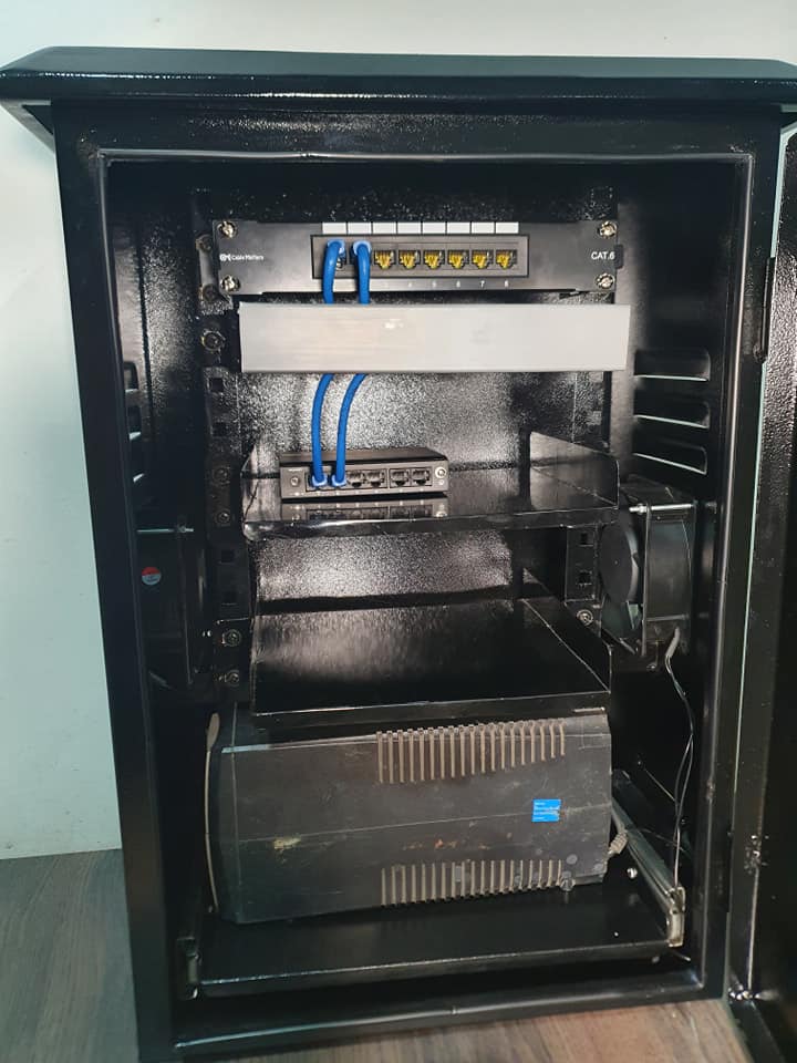 Gabinete metálico para equipos de red