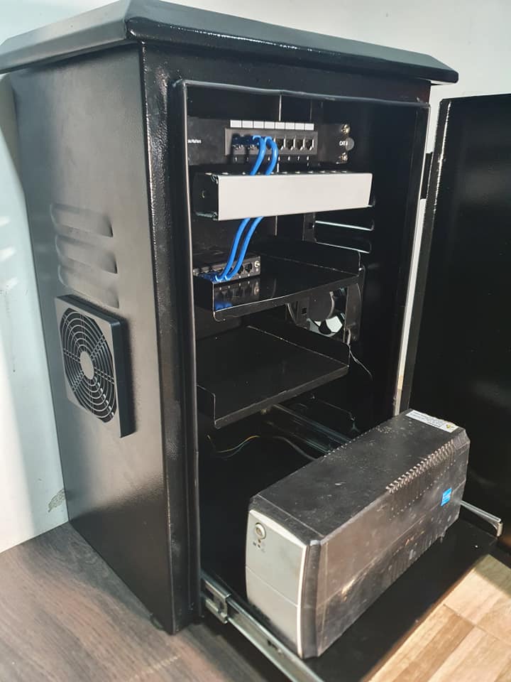 Gabinete metálico para equipos de red
