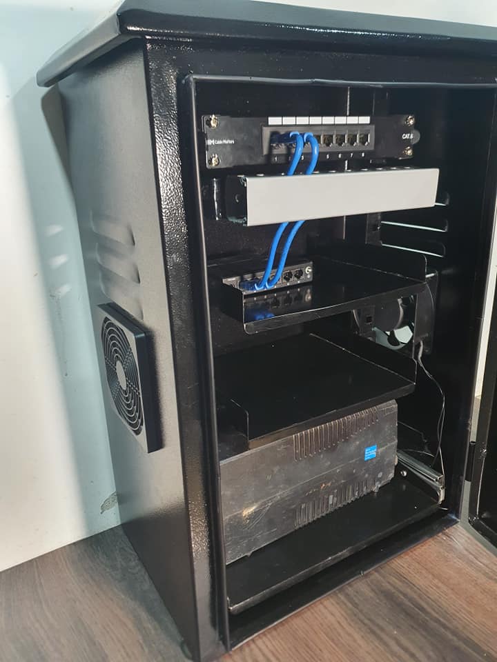 Gabinete metálico para equipos de red