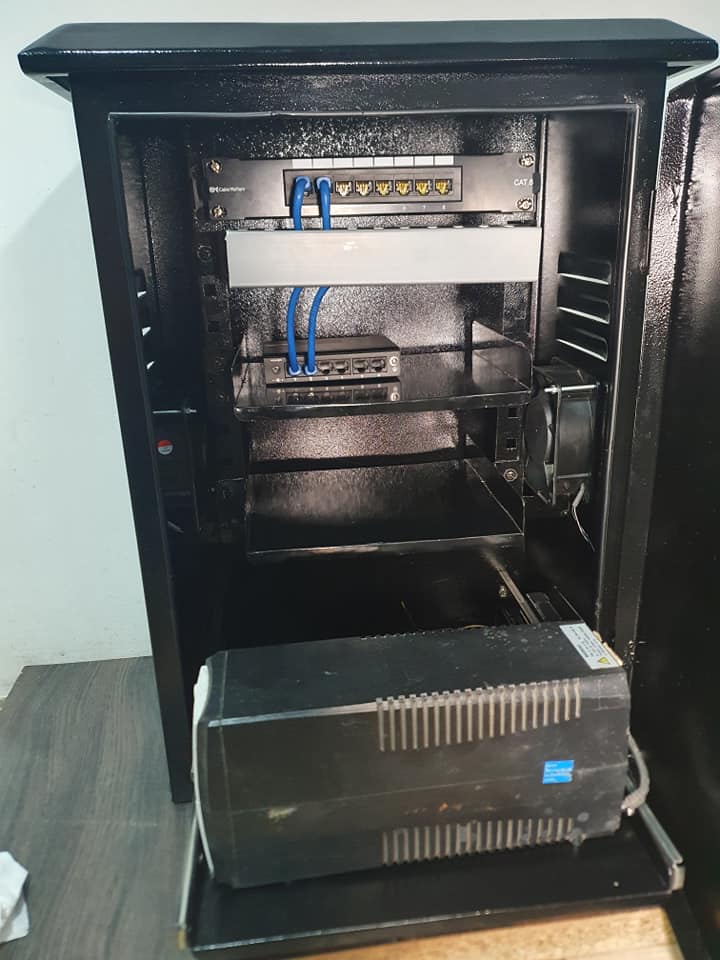 Gabinete metálico para equipos de red
